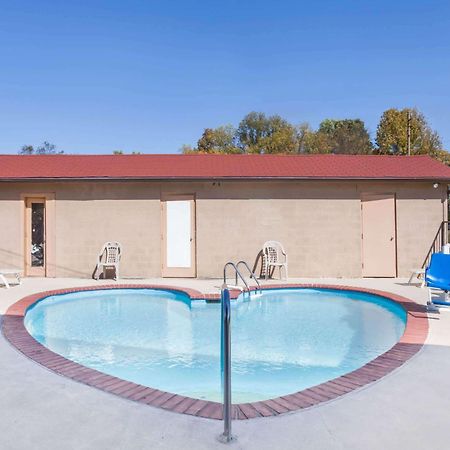 Travelodge By Wyndham Clarksville Bagian luar foto