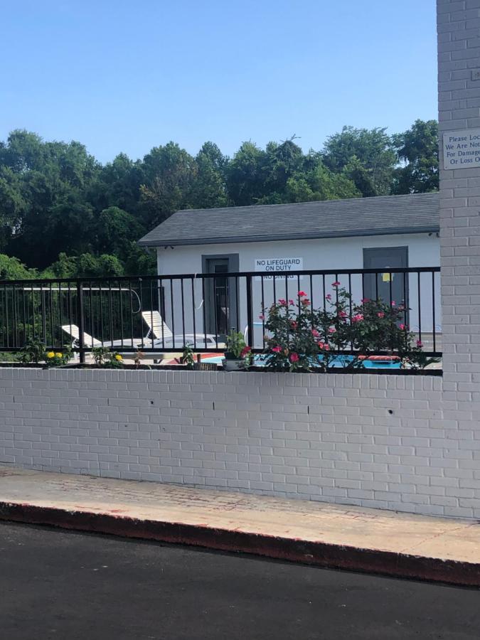 Travelodge By Wyndham Clarksville Bagian luar foto