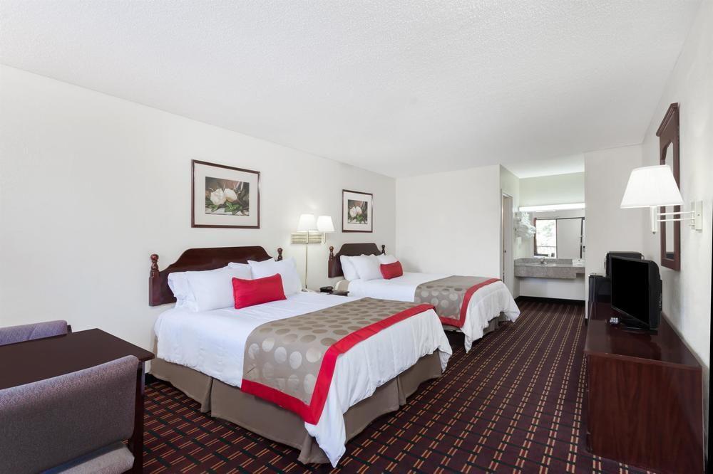 Travelodge By Wyndham Clarksville Bagian luar foto