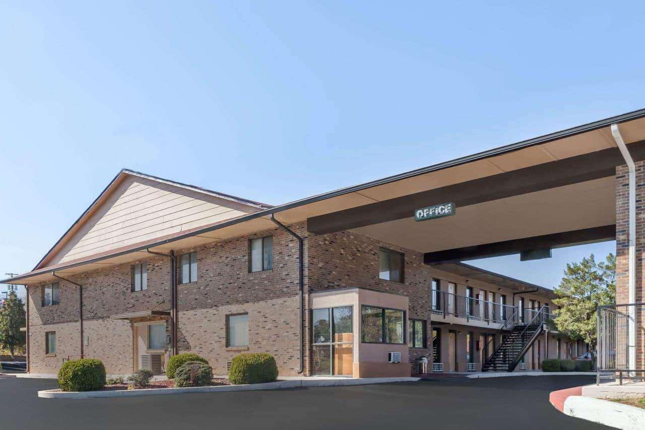 Travelodge By Wyndham Clarksville Bagian luar foto