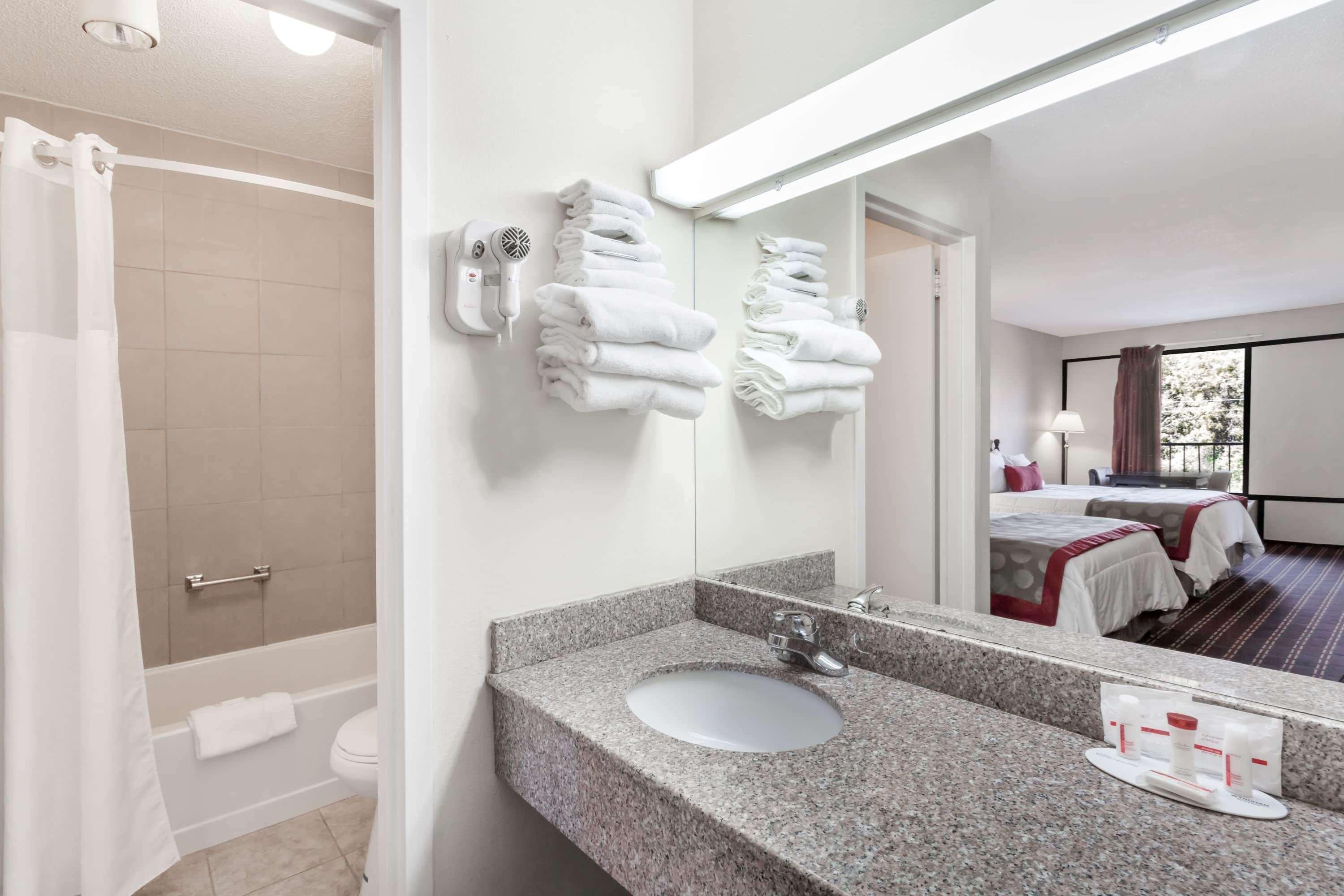 Travelodge By Wyndham Clarksville Bagian luar foto