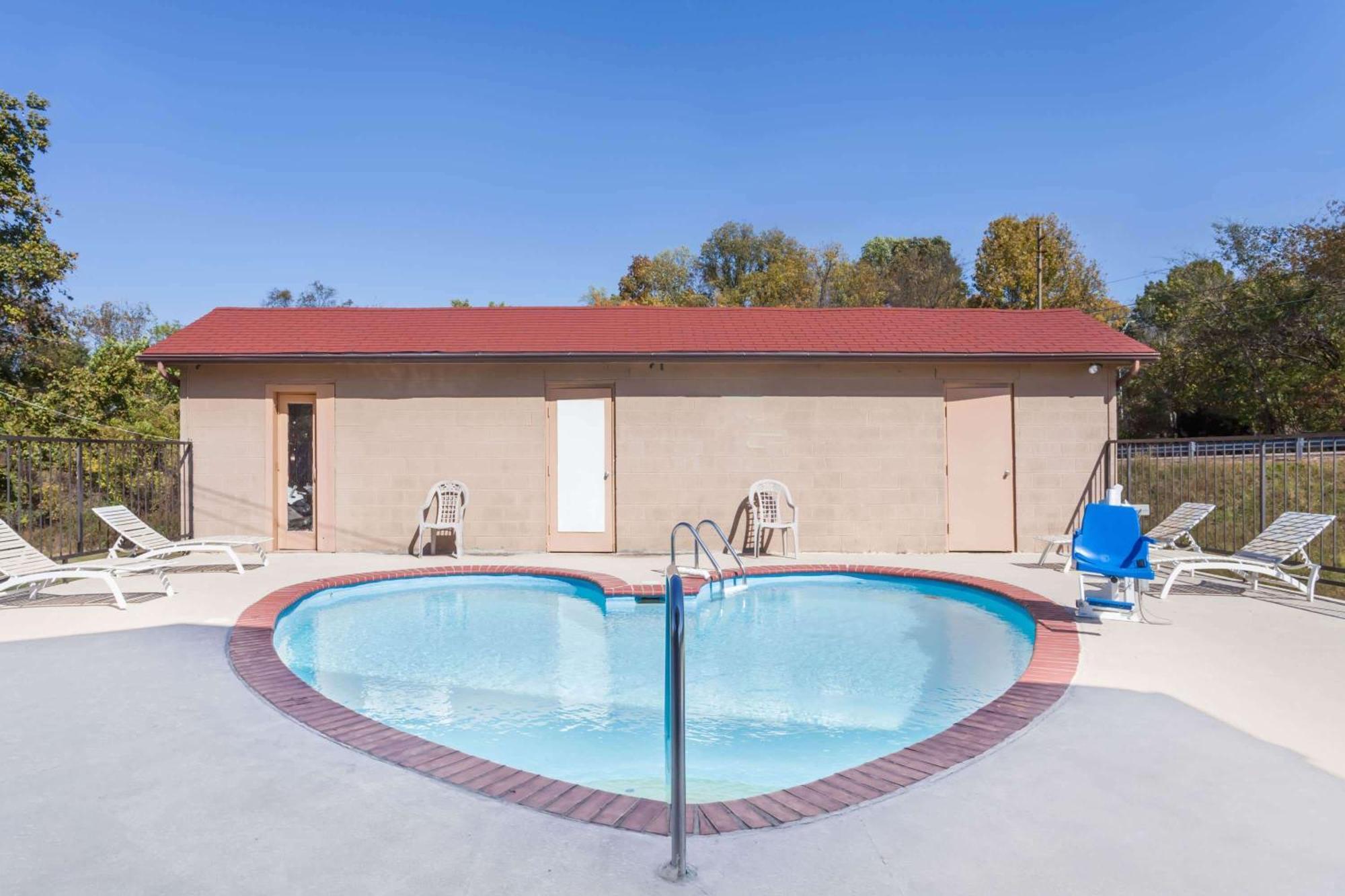 Travelodge By Wyndham Clarksville Bagian luar foto