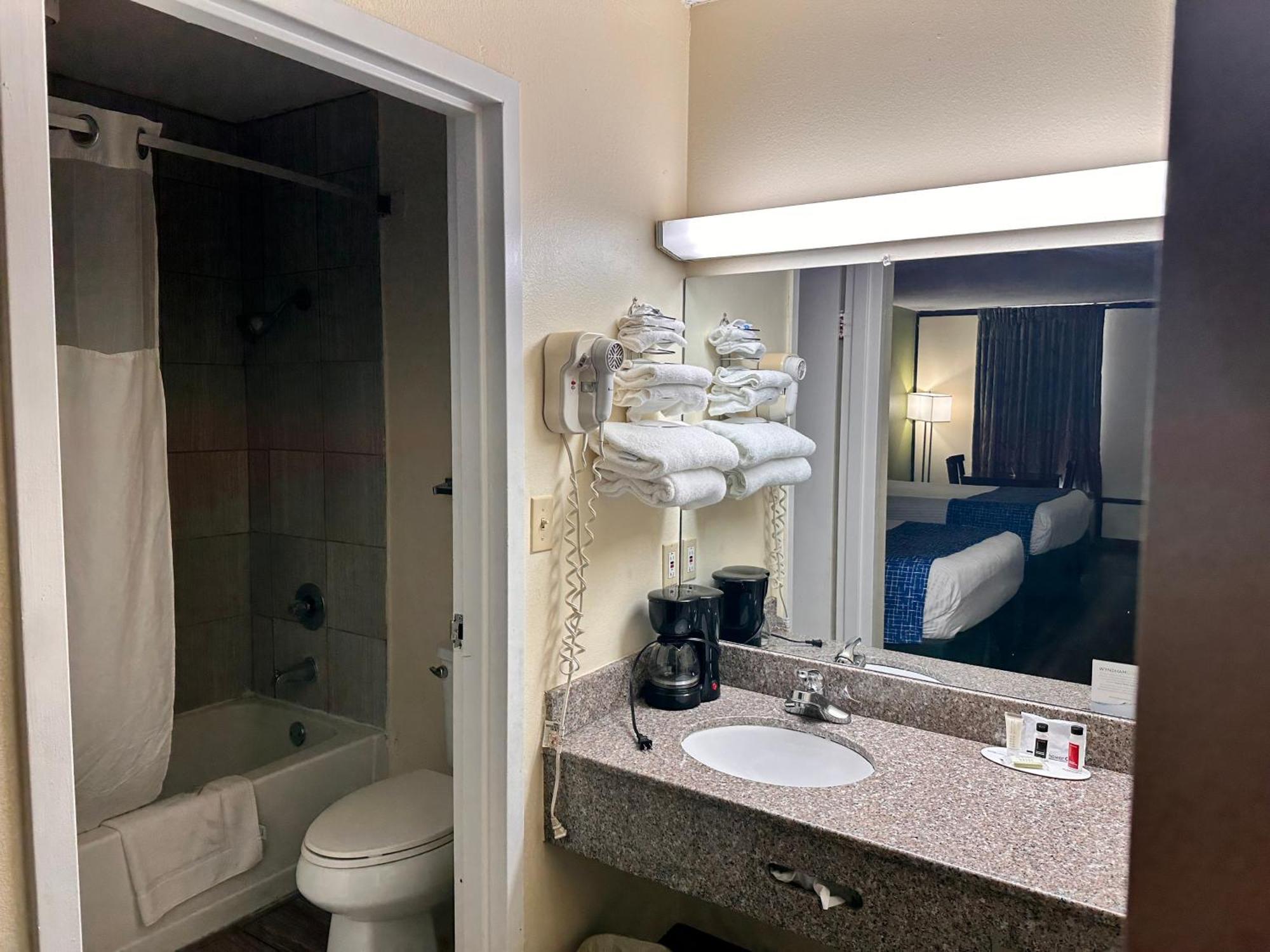 Travelodge By Wyndham Clarksville Bagian luar foto