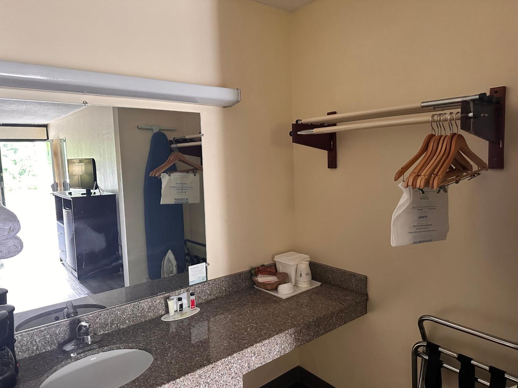 Travelodge By Wyndham Clarksville Bagian luar foto