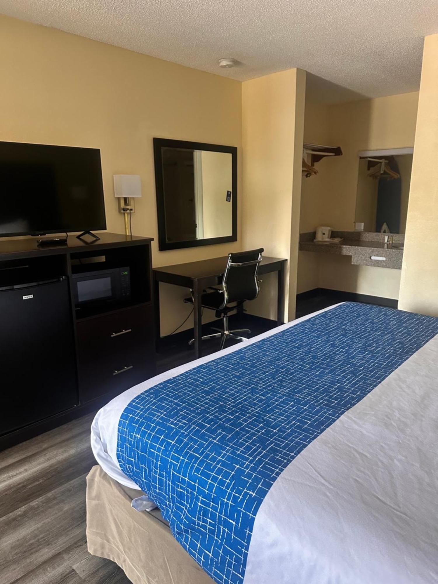 Travelodge By Wyndham Clarksville Bagian luar foto