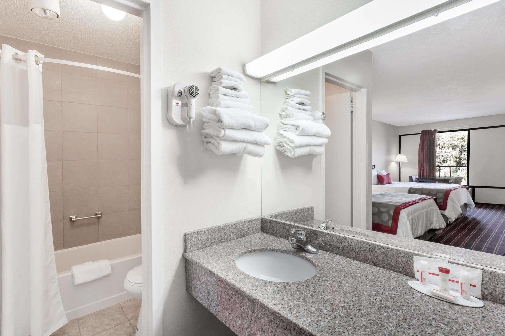 Travelodge By Wyndham Clarksville Bagian luar foto