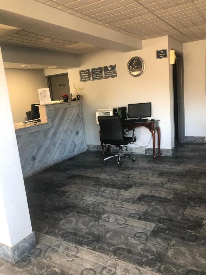 Travelodge By Wyndham Clarksville Bagian luar foto