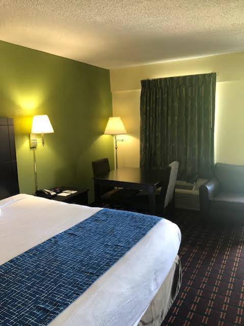 Travelodge By Wyndham Clarksville Bagian luar foto