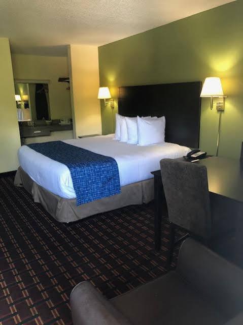 Travelodge By Wyndham Clarksville Bagian luar foto