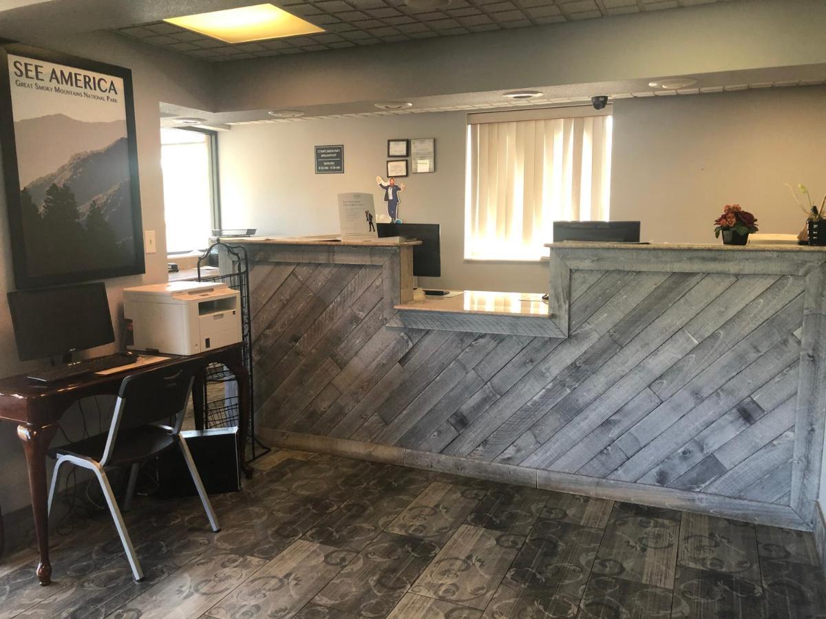 Travelodge By Wyndham Clarksville Bagian luar foto