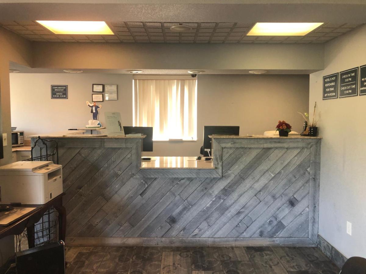 Travelodge By Wyndham Clarksville Bagian luar foto